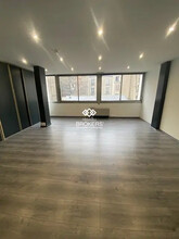 Office in Paris for lease Interior Photo- Image 1 of 2