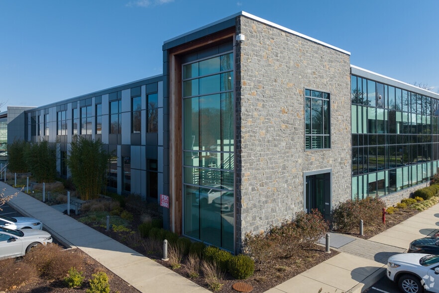 3801 West Chester Pike, Newtown Square, PA for lease - Primary Photo - Image 1 of 14