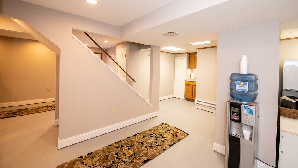 124 John Robert Thomas Dr, Exton, PA for lease - Interior Photo - Image 3 of 28