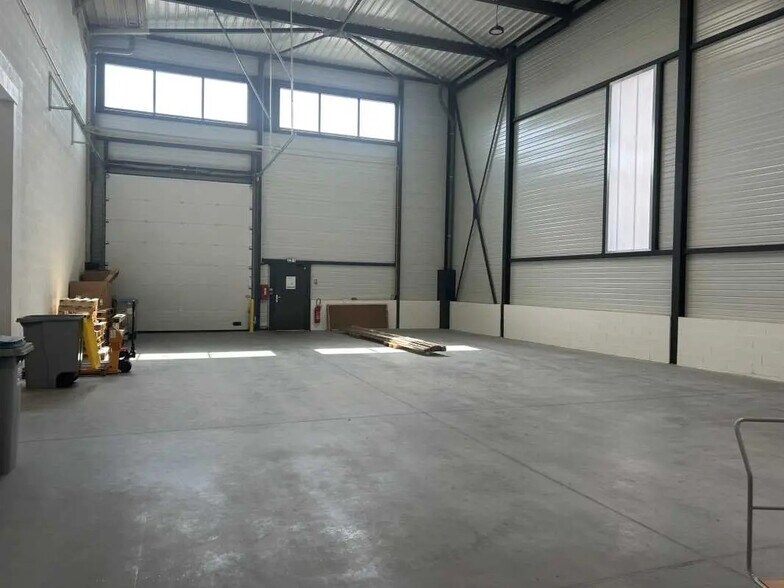 1 A Rue Du Tertre, Carquefou for lease - Interior Photo - Image 3 of 7