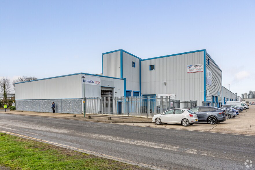 Barrows Rd, Harlow for sale - Primary Photo - Image 1 of 12