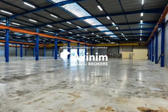 Location Entrepôt 3 600 m² - Photo 1