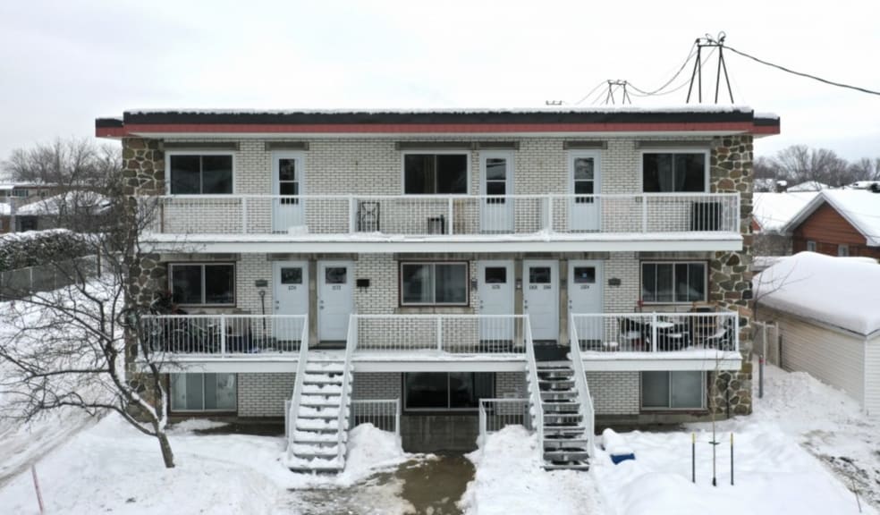 1158 Rue Brébeuf, Longueuil, QC for sale - Primary Photo - Image 1 of 1