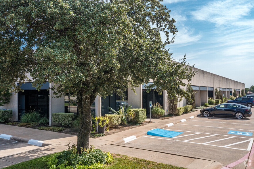 5750 Rufe Snow Dr, North Richland Hills, TX for lease - Building Photo - Image 1 of 9