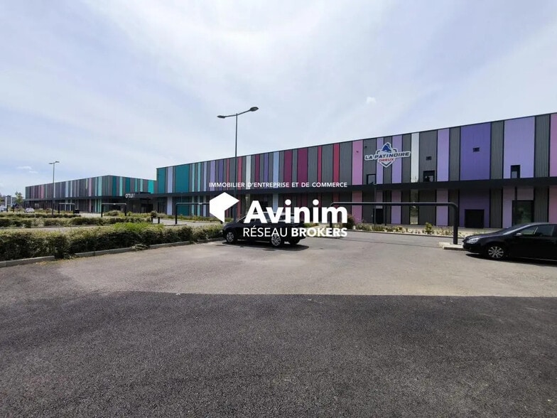 Retail in Dreux for lease - Building Photo - Image 2 of 3