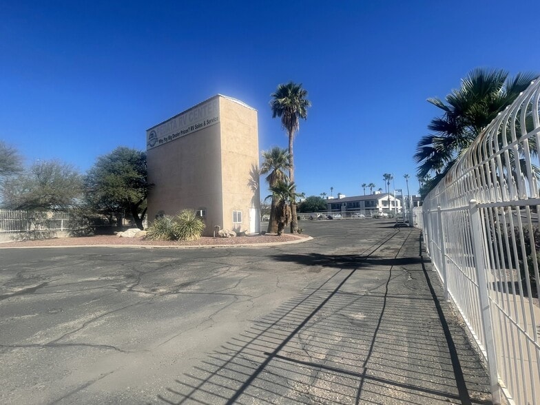 4933 S Outlet Center Dr, Tucson, AZ for sale - Building Photo - Image 3 of 9