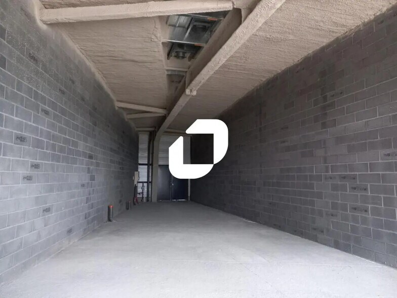 Retail in La Madeleine for lease - Interior Photo - Image 2 of 10