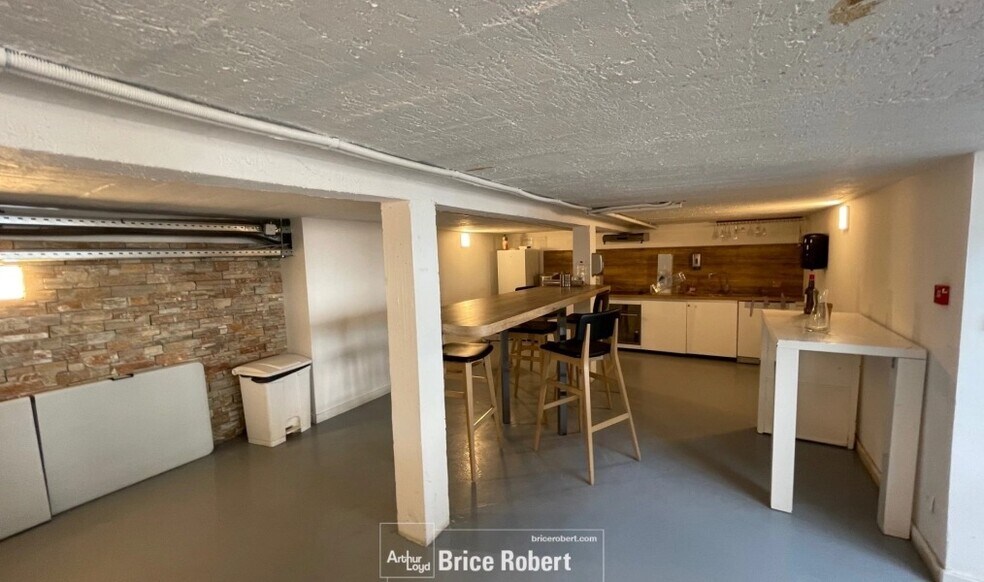 Retail in Lyon for sale - Interior Photo - Image 1 of 6