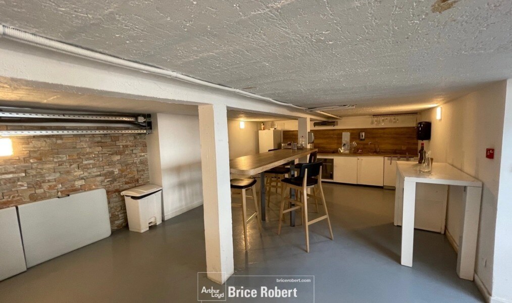 Retail in Lyon for sale Interior Photo- Image 1 of 7