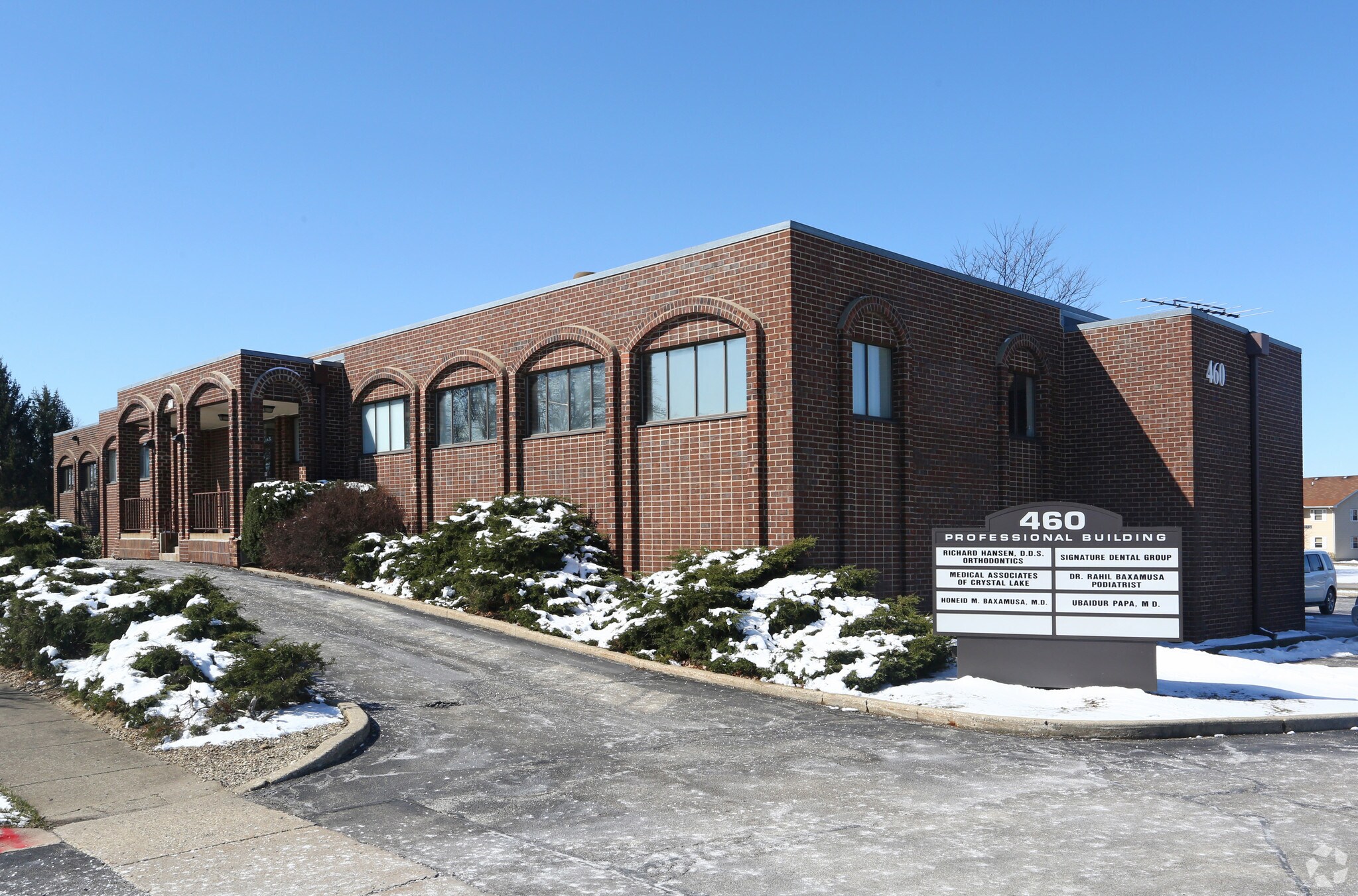 460 Coventry Ln, Crystal Lake, IL for sale Primary Photo- Image 1 of 1