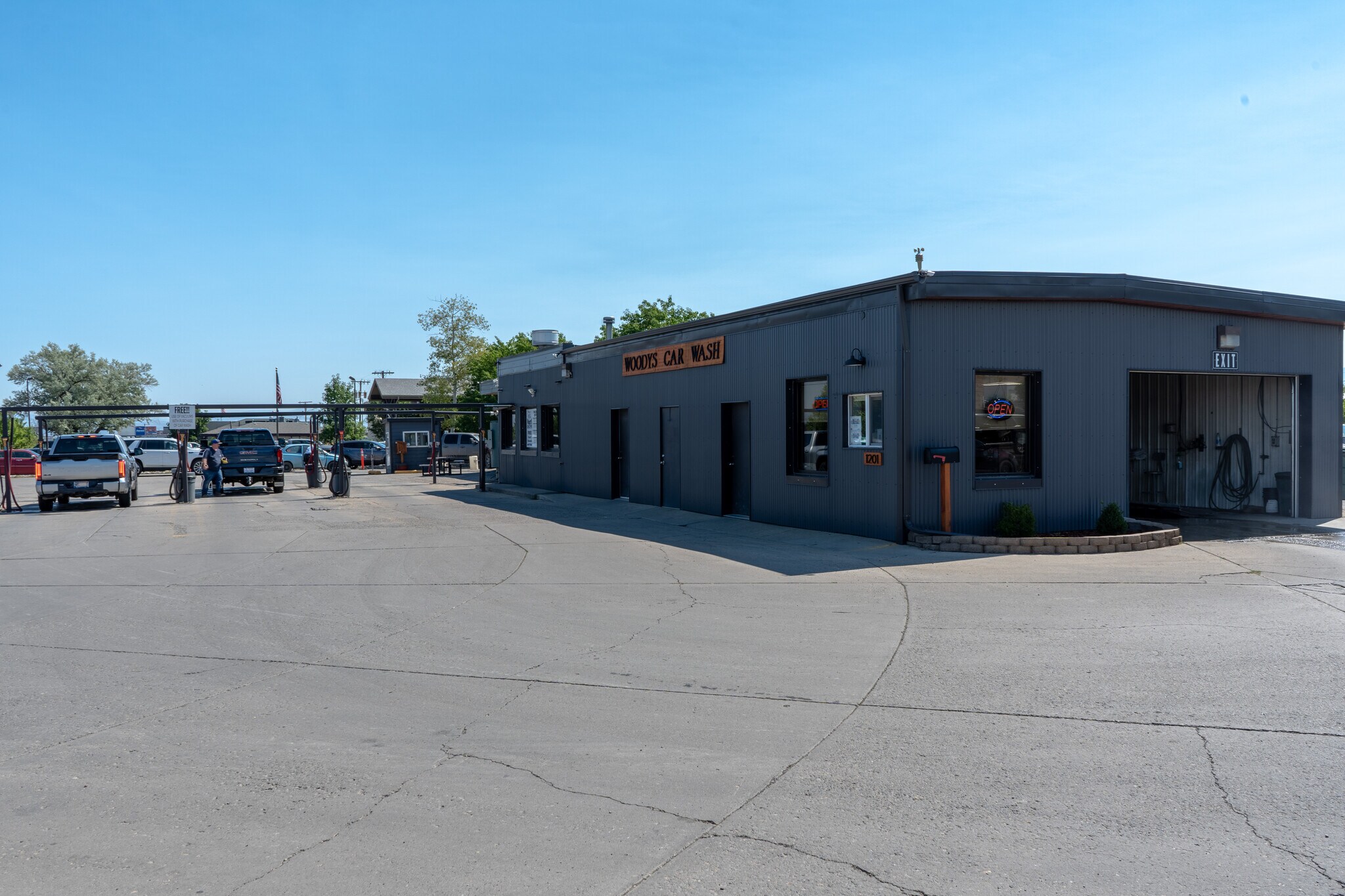 1201 Cedar St, Helena, MT 59601 Woody's Car Wash