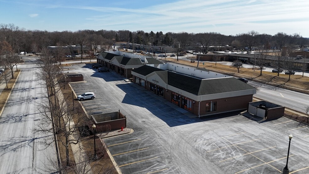104-128 Eastgate Dr, Algonquin, IL for lease - Building Photo - Image 3 of 4