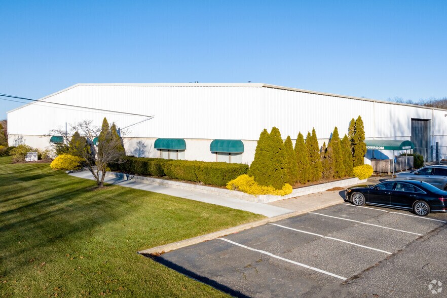 885 Waverly Ave, Holtsville, NY for lease - Building Photo - Image 1 of 10