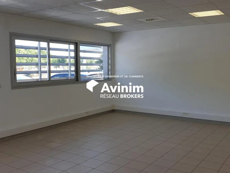 Office in Lunel for lease - Interior Photo - Image 2 of 5