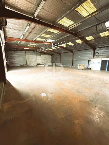 Industrial in Contes for lease - Building Photo - Image 2 of 7