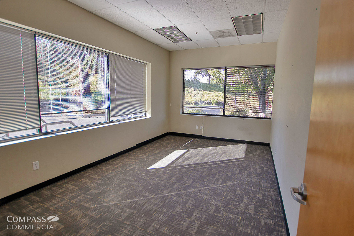 389 SW Scalehouse Ct, Bend, OR for lease Building Photo- Image 1 of 5