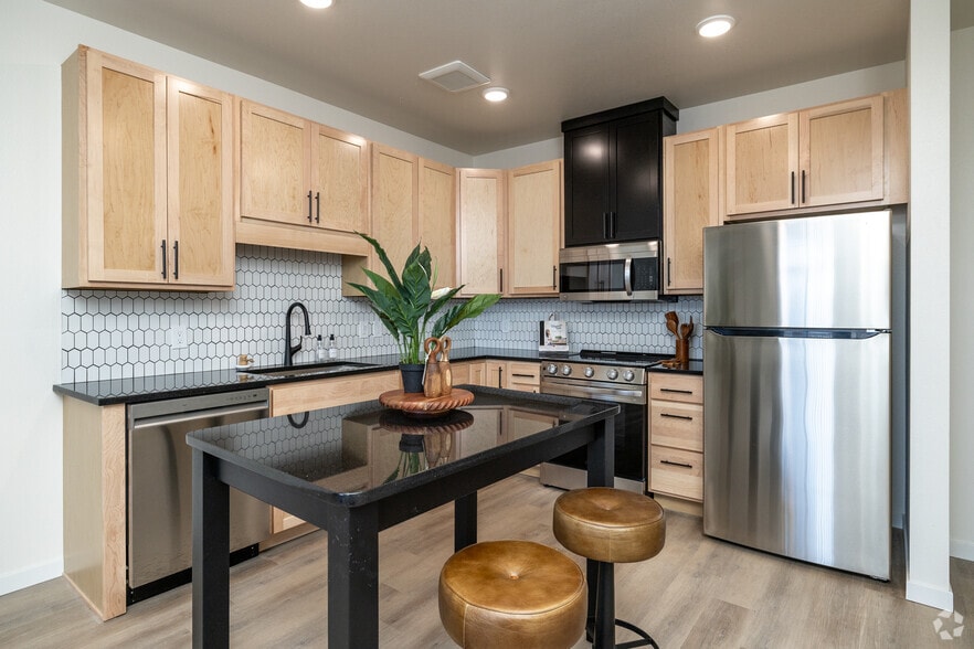 28 7th St NE, Rochester, MN for sale - Interior Photo - Image 2 of 32