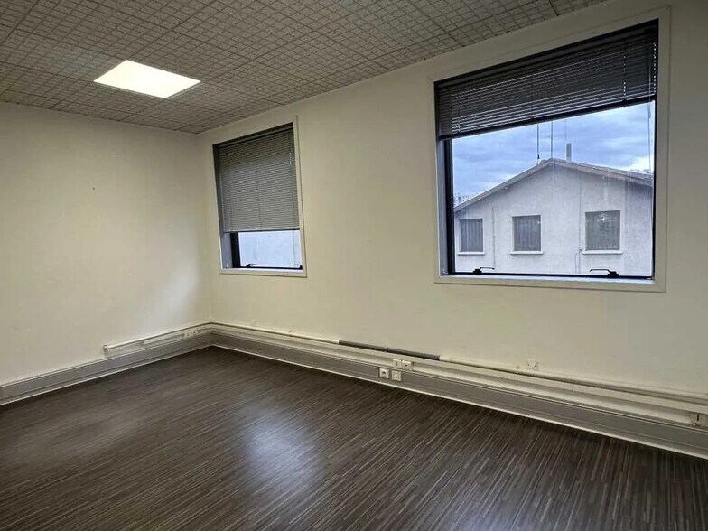Office in Décines-Charpieu for lease - Building Photo - Image 3 of 17