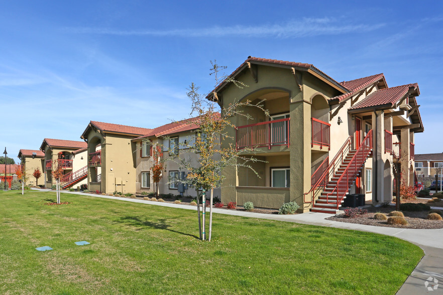 1711 W Henderson Ave, Porterville, CA for sale - Primary Photo - Image 1 of 1