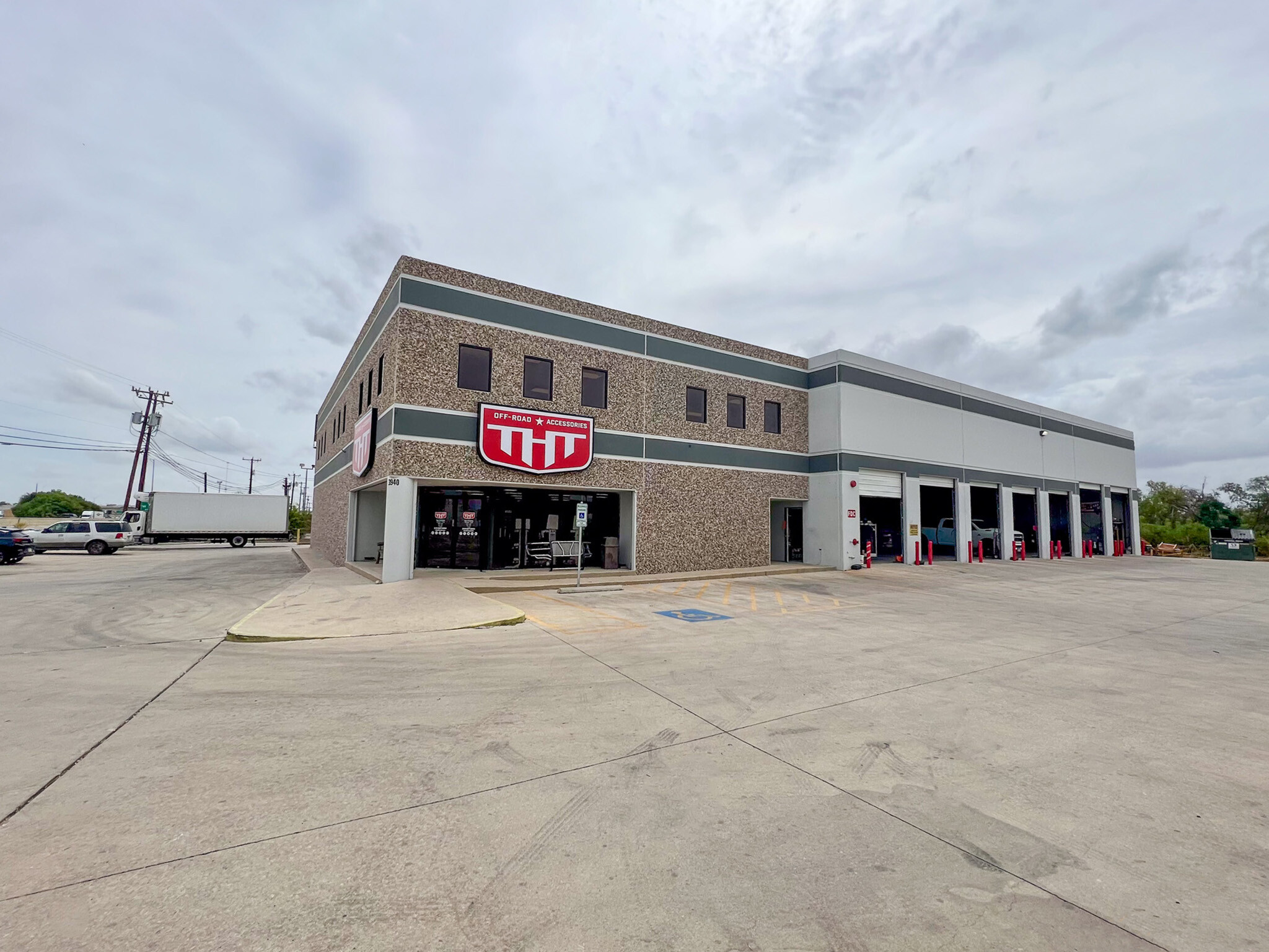 3940 N Panam Expy, San Antonio, TX for lease Building Photo- Image 1 of 9