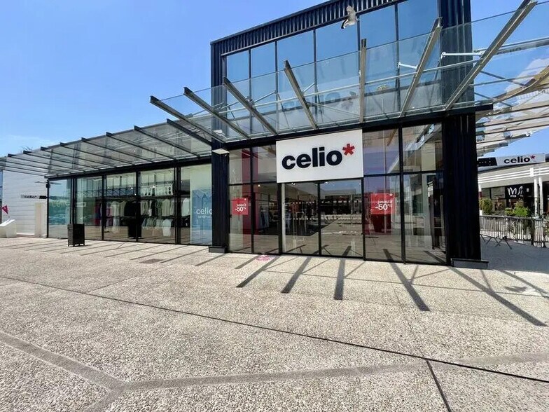 Retail in Saint-Maximin for lease - Building Photo - Image 1 of 5