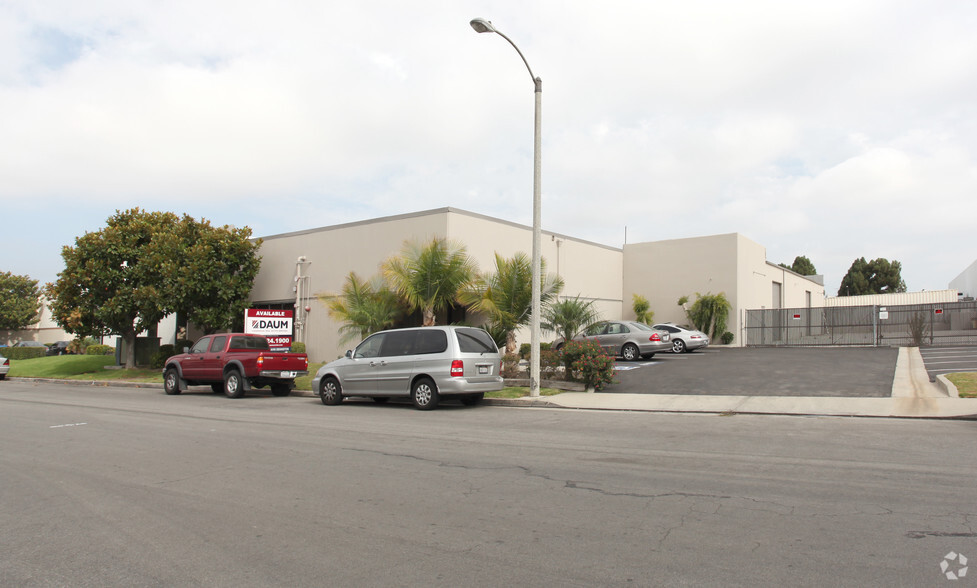 5405 Production Dr, Huntington Beach, CA for lease - Primary Photo - Image 1 of 7