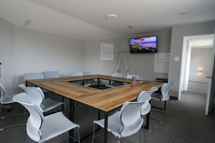 1500-1502 S Big Bend Blvd, Richmond Heights, MO for sale - Interior Photo - Image 2 of 9