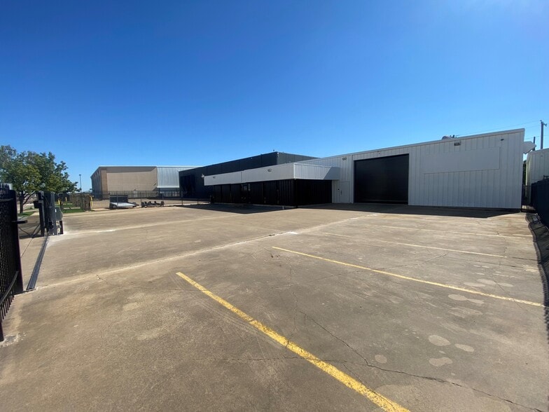 2734 Burbank St, Dallas, TX for lease - Building Photo - Image 2 of 11