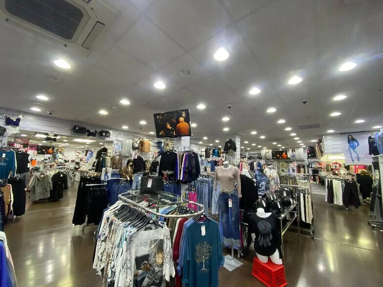 Retail in Annecy for lease - Interior Photo - Image 2 of 2