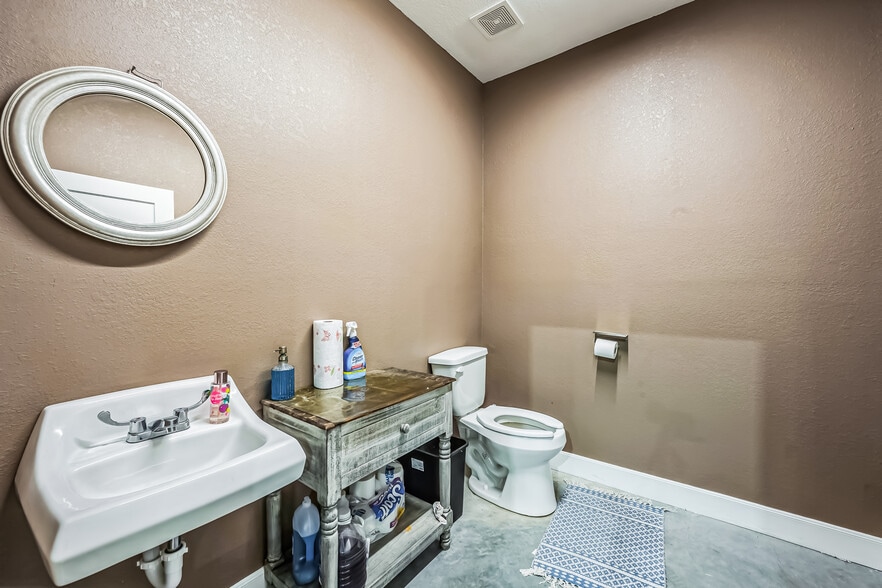 19905 FM 1314 Rd, Porter, TX for sale - Interior Photo - Image 2 of 22