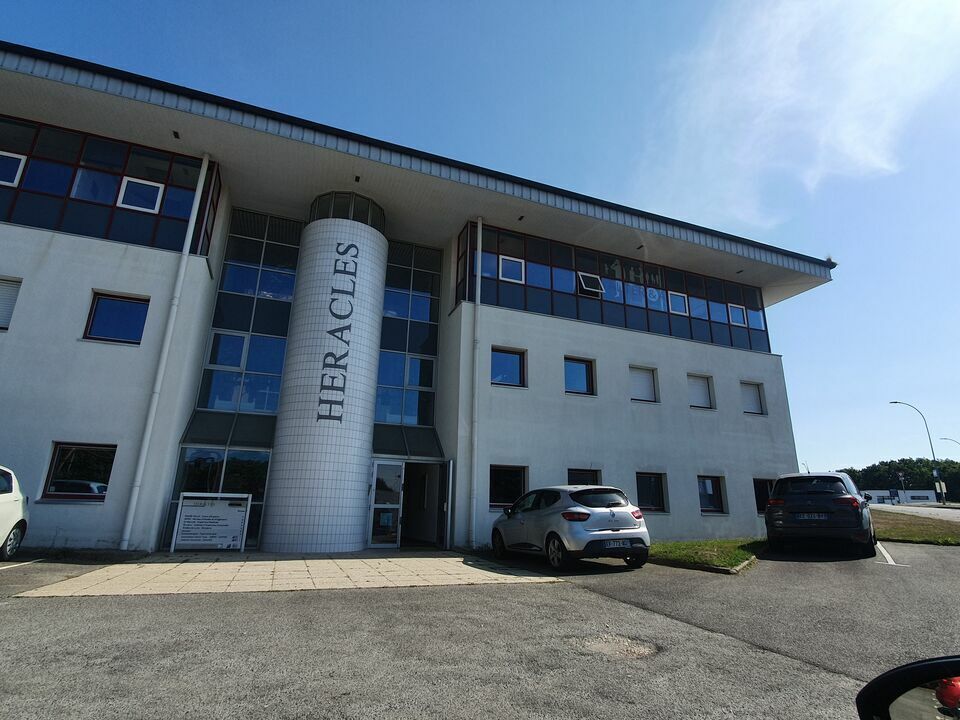 Office in Larmor-Plage for lease Building Photo- Image 1 of 7