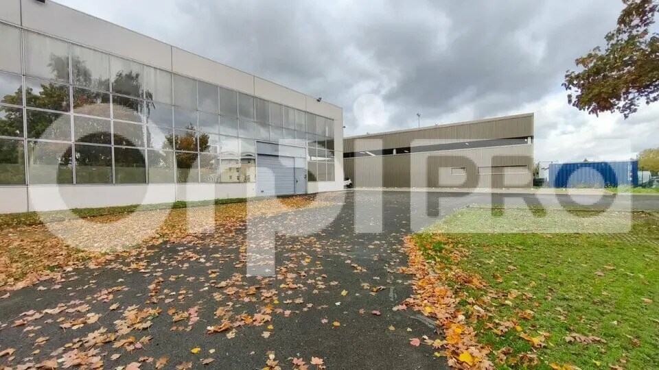 Office in Les Ulis for lease Building Photo- Image 1 of 12
