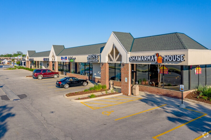 17445 W Bluemound Rd, Brookfield, WI for lease - Building Photo - Image 3 of 9