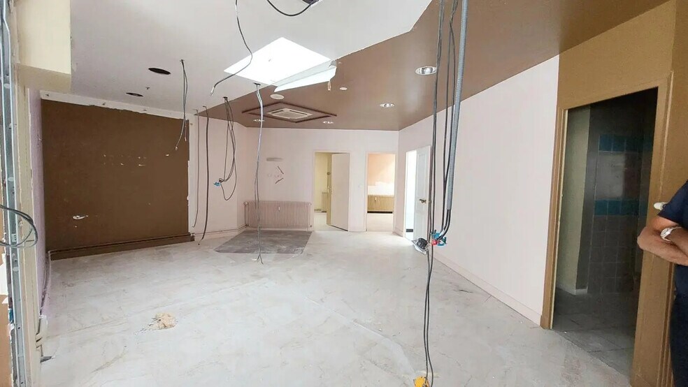 Retail in Poitiers for lease - Interior Photo - Image 2 of 2