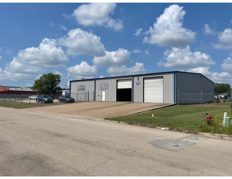 344 Thomas Pl, Everman, TX for lease - Primary Photo - Image 1 of 5