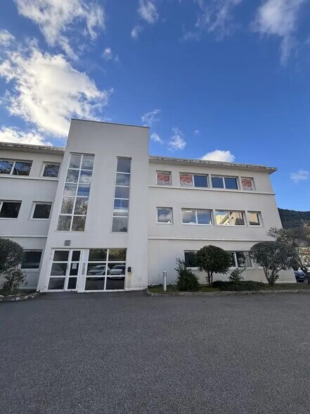 Office in Gémenos for lease - Building Photo - Image 1 of 8