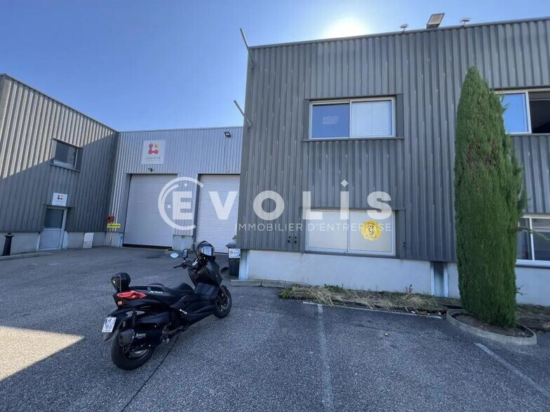 Office in Mions for lease - Building Photo - Image 1 of 17