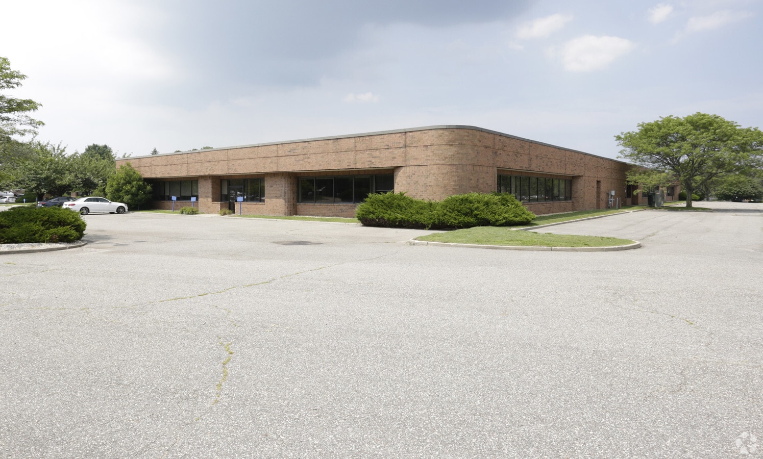 220 Rabro Dr, Hauppauge, NY 11788