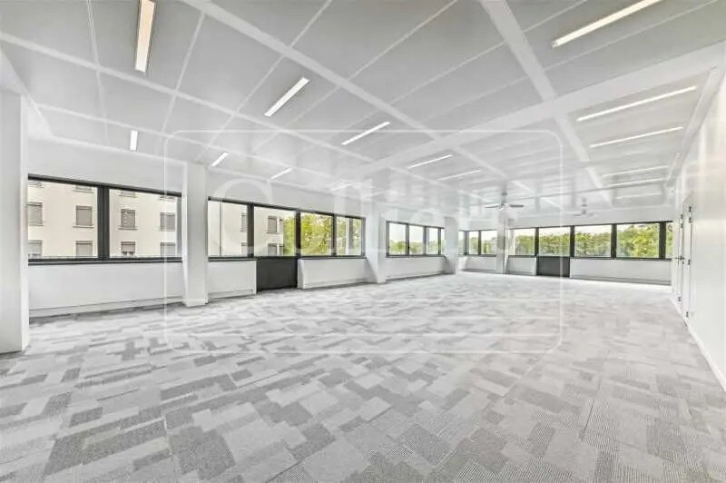 Retail in Lyon for lease - Building Photo - Image 3 of 11