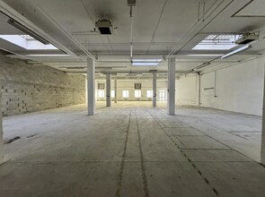 Office in Villeneuve-la-Garenne for lease Building Photo- Image 2 of 11