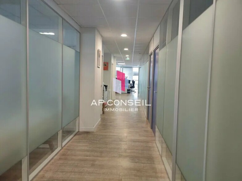 Office in Montigny-le-Bretonneux for lease - Interior Photo - Image 3 of 10