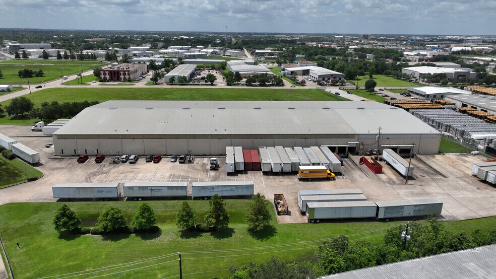 5808 Berry Brook Dr, Houston, TX for lease - Building Photo - Image 2 of 6