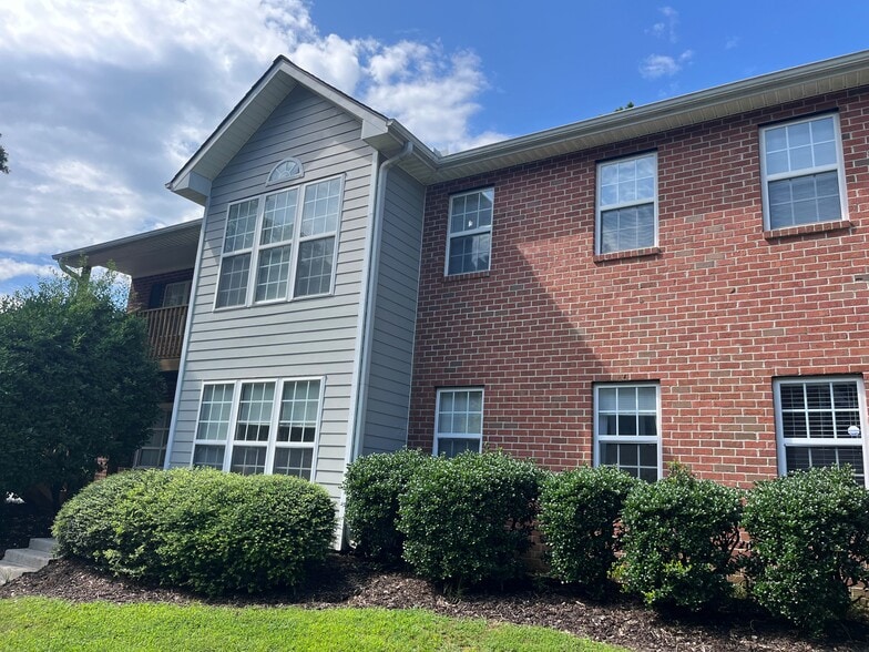 Scarborough Place & Sleepy Creek portfolio of 2 properties for sale on LoopNet.com - Building Photo - Image 3 of 22