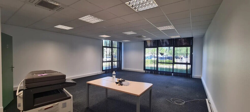 Office in Serris for lease - Interior Photo - Image 1 of 3