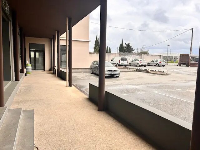 Retail in Graveson for lease - Lobby - Image 3 of 3