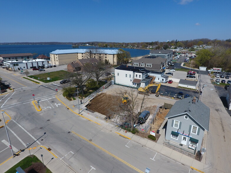 101 W Wisconsin Ave, Pewaukee, WI for sale - Building Photo - Image 1 of 1