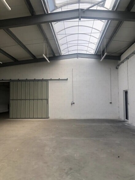 Flex in Nanteuil-lès-Meaux for lease - Interior Photo - Image 3 of 3