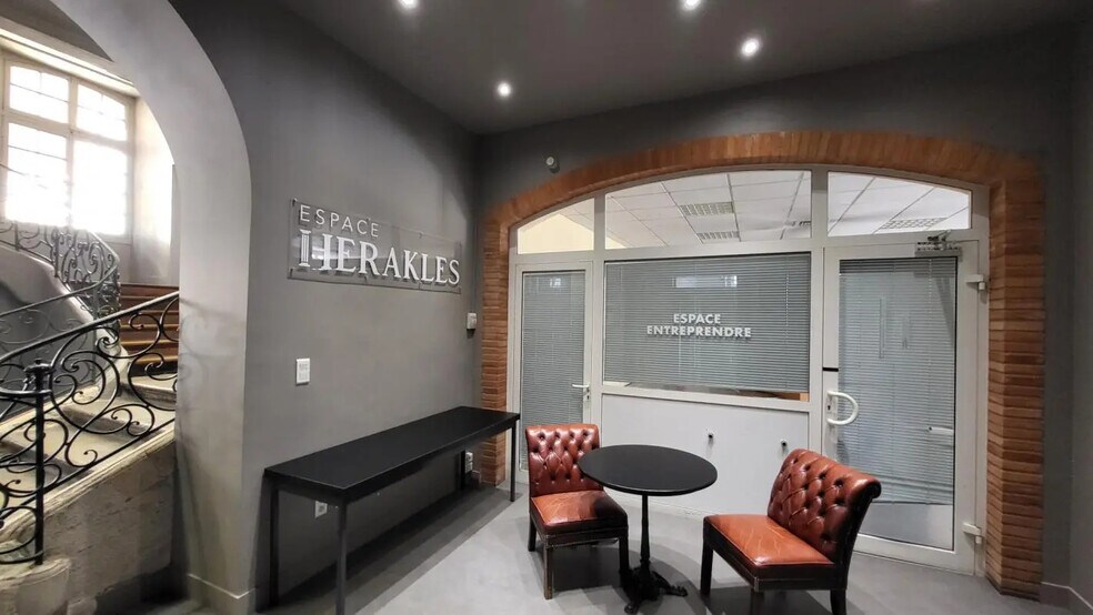 Office in Montauban for lease - Interior Photo - Image 1 of 2
