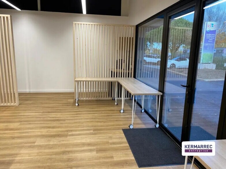 Flex in Plescop for lease - Interior Photo - Image 2 of 11