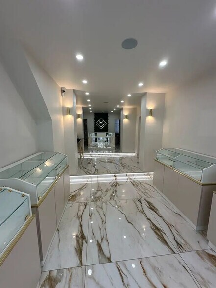 Retail in Paris for lease - Interior Photo - Image 2 of 5